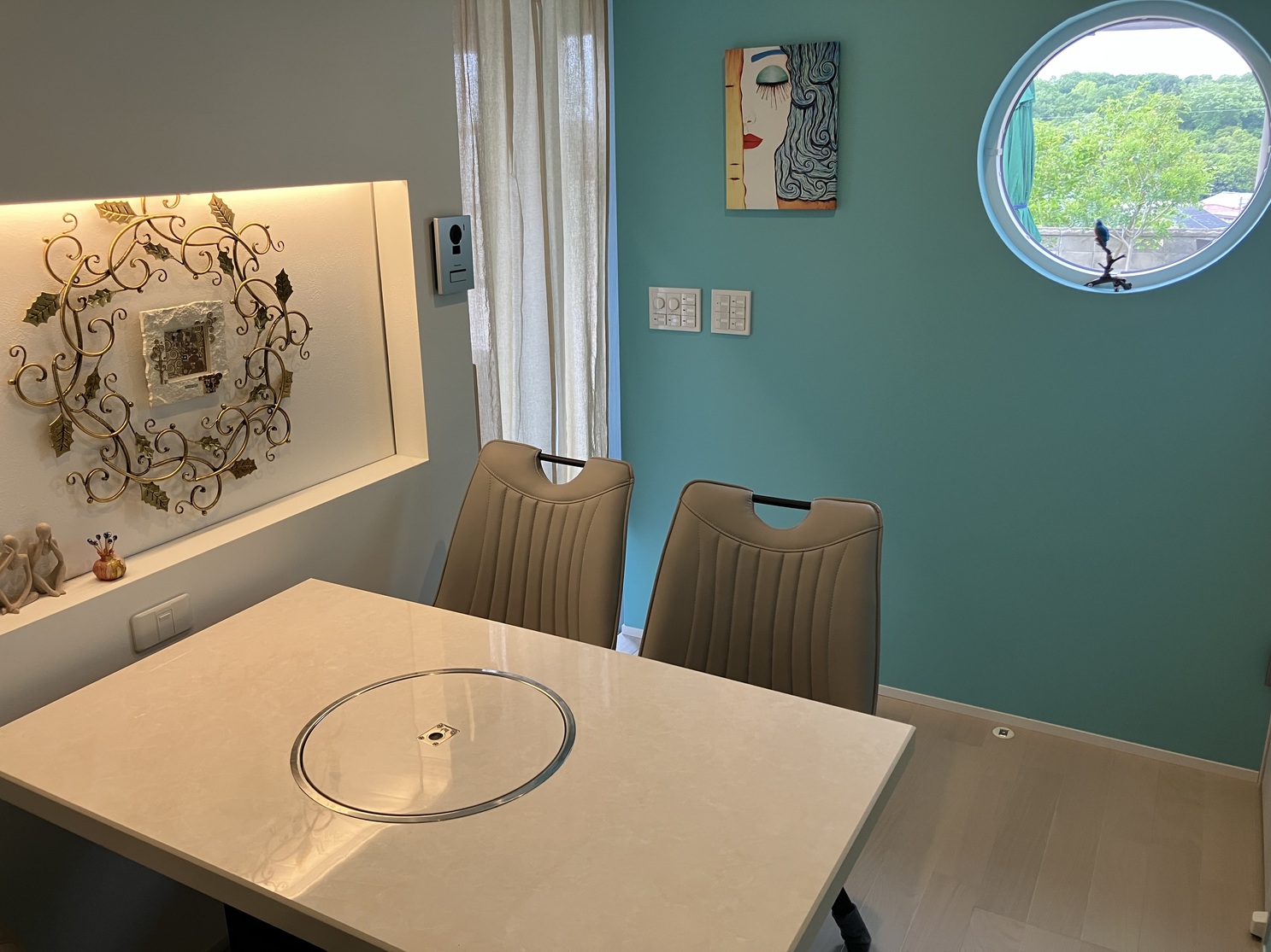 丸窓のある個室から緑を望む